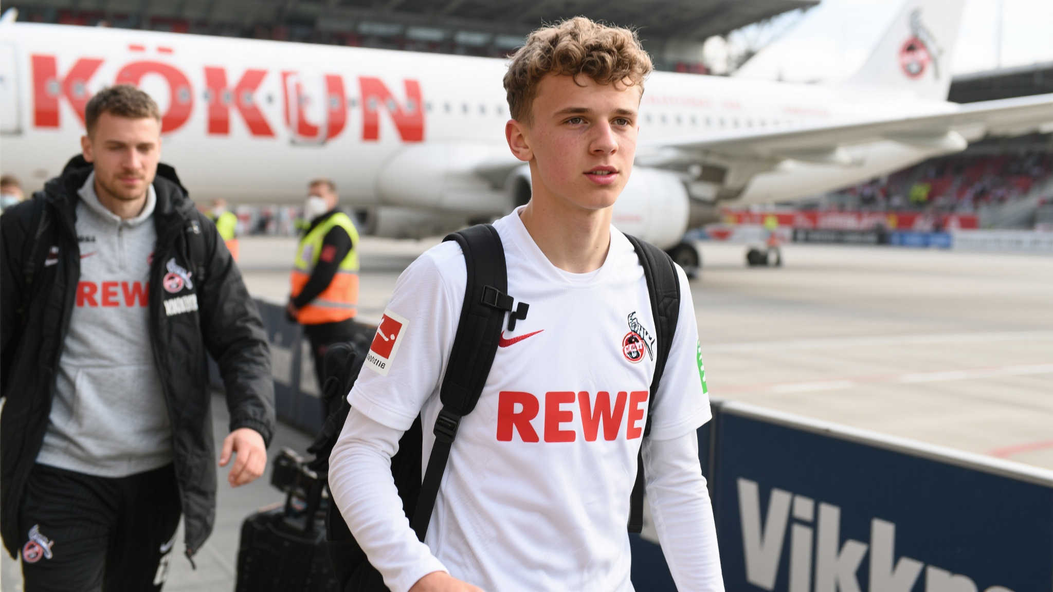 维尔茨科隆起航,途经曼彻斯特再踏新征程 在足球世界中,球员的一次行程不仅仅是简单的出发和抵