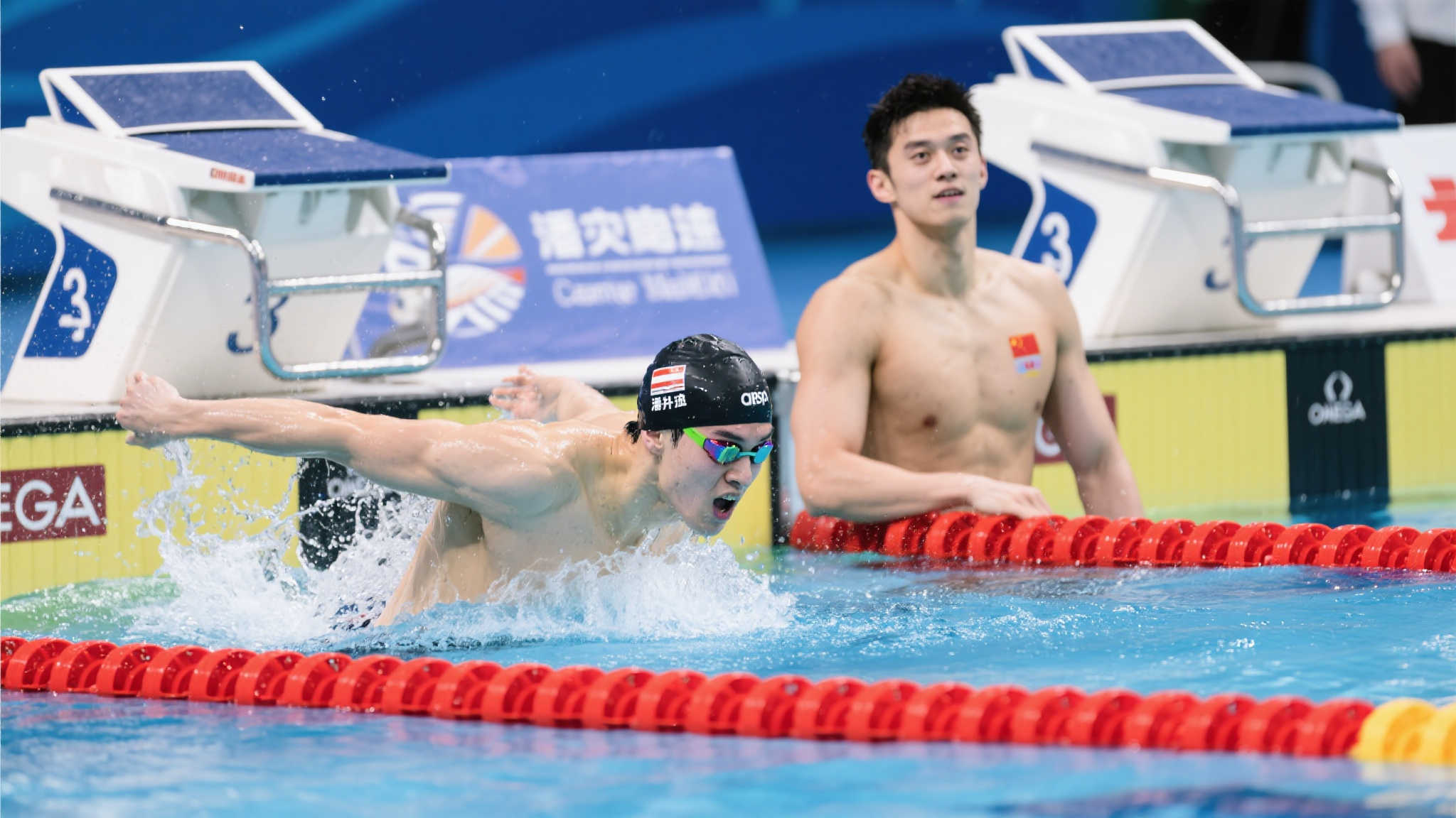 中国泳坛巅峰对决！潘展乐末段绝地反击，孙杨时代渐落幕